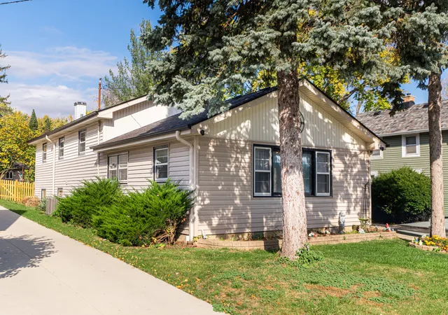 Photo 2 of Single family home for sale at 825 Prairie St, Aurora, IL 60506 | MLS# 12795846 | Listing updated on 2026-10-30