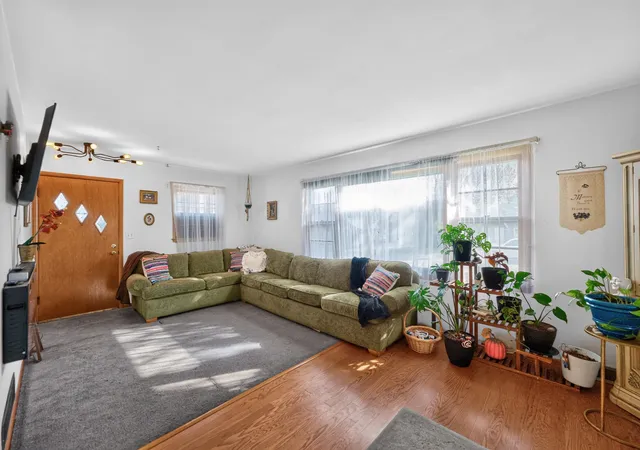Photo 4 of Single family home for sale at 825 Prairie St, Aurora, IL 60506 | MLS# 12795846 | Listing updated on 2026-10-30