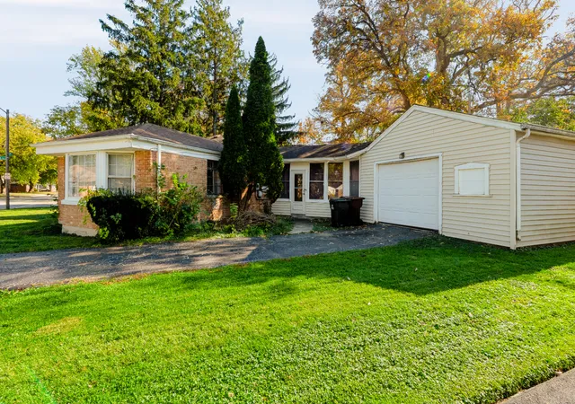 Photo 3 of Single family home for sale at 33 Oak Ln, Park Forest, IL 60466 | MLS# 12795868 | Listing updated on 2026-10-29