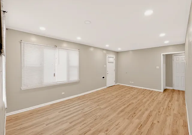 Photo 3 of Single family home for sale at 33 Oak Ln, Park Forest, IL 60466 | MLS# 12795868 | Listing updated on 2026-10-29
