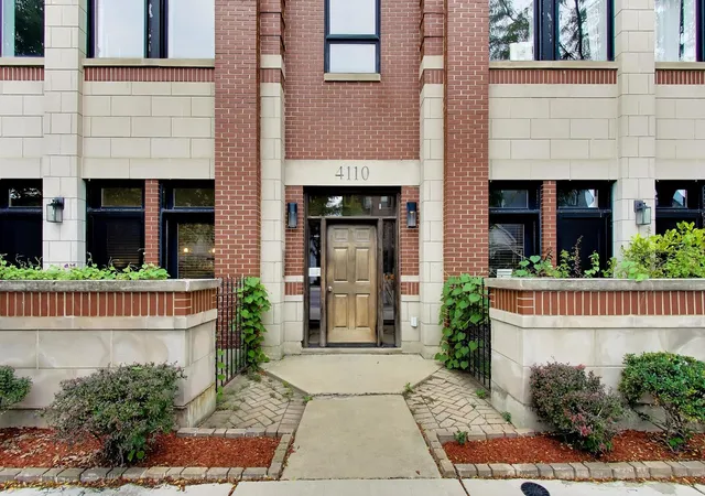 Listing Photo 1 - Condo for sale in building located at 4110 N Western Ave, Chicago, IL 60618 - Unit #4N