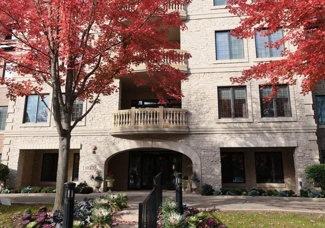 Listing Photo 2 - Condo for sale in building located at 1800 Amberley Ct, Forest Lake, IL 60045 - Unit #204