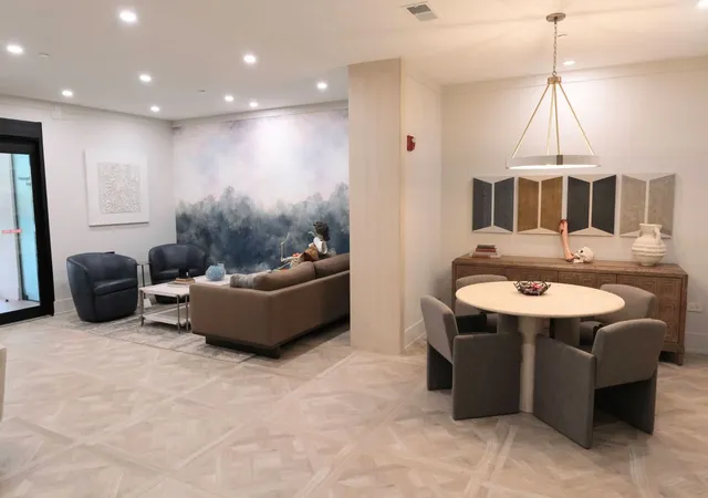 Listing Photo 5 - Condo for sale in building located at 1800 Amberley Ct, Forest Lake, IL 60045 - Unit #204