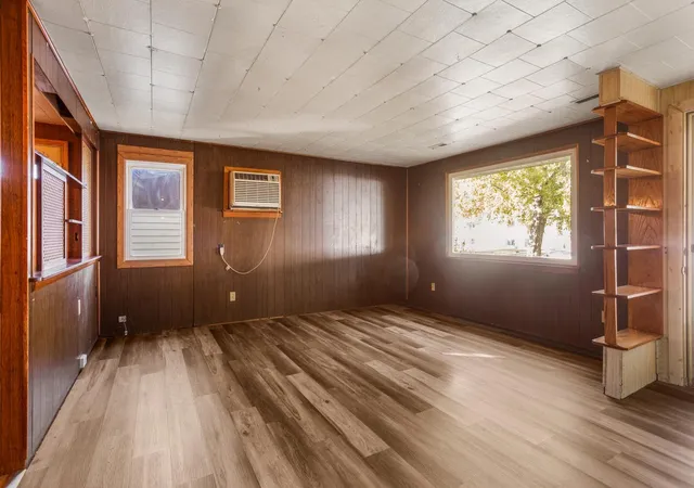 Photo 4 of Single family home for sale at 1008 Holiday Dr, Champaign, IL 61821 | MLS# 12795938 | Listing updated on 2026-10-30