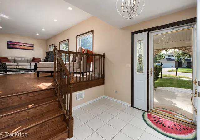 Photo 2 of Single family home for sale at 904 Weatherbee Ave, Downers Grove, IL 60516 | MLS# 12795976 | Listing updated on 2026-10-29