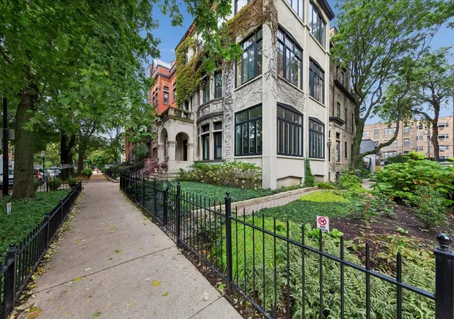 Photo 1 of Condo for sale at 556 W Arlington Pl #2, Chicago, IL 60614 | MLS# 12795978 | Listing updated on 2026-10-28