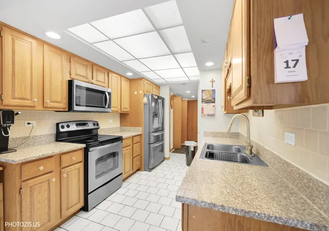 Listing Photo 5 - Condo for sale in building located at 1380 Oakwood Ave, Des Plaines, IL 60016 - Unit #204