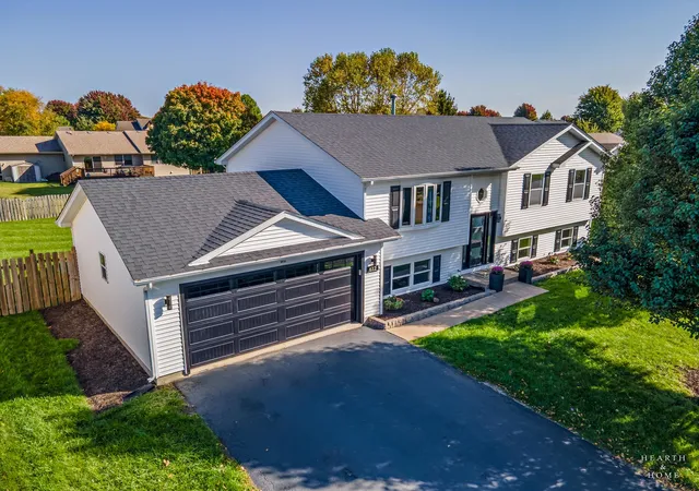 Single family home for sale at 612 Wimbleton Trl, McHenry, IL 60050 | MLS# 12796047