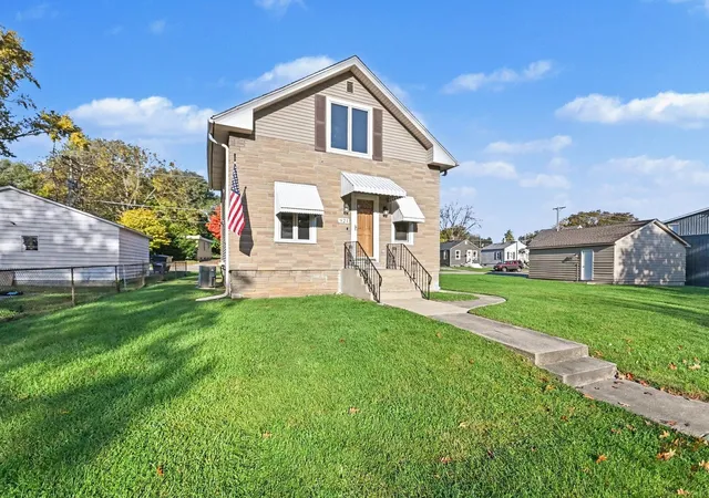 Photo 3 of Single family home for sale at 921 S River St, Aurora, IL 60506 | MLS# 12796053 | Listing updated on 2026-10-29