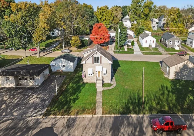 Photo 4 of Single family home for sale at 921 S River St, Aurora, IL 60506 | MLS# 12796053 | Listing updated on 2026-10-29