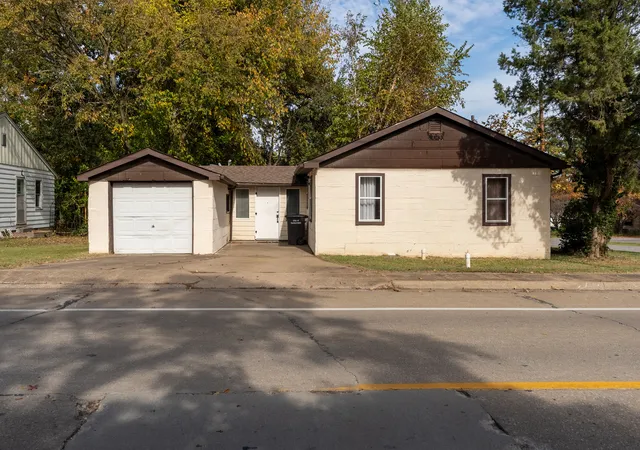 Photo 3 of Single family home for sale at 700 N Almond St, Carbondale, IL 62901 | MLS# 12796068 | Listing updated on 2026-10-28