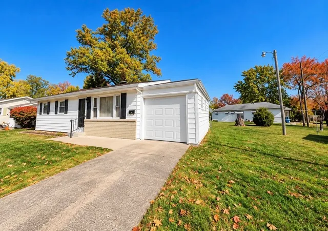 Photo 2 of Single family home for sale at 40 Cherry Dr, Mt Vernon, IL 62864 | MLS# 12796098 | Listing updated on 2026-10-29