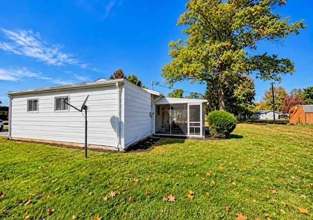 Photo 3 of Single family home for sale at 40 Cherry Dr, Mt Vernon, IL 62864 | MLS# 12796098 | Listing updated on 2026-10-29