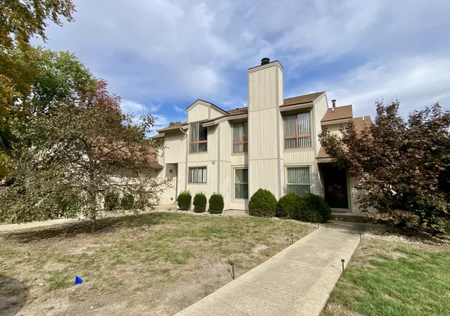 Photo 2 of Townhouse for sale at 28 Colony W Dr, Champaign, IL 61820 | MLS# 12796191 | Listing updated on 2026-10-28