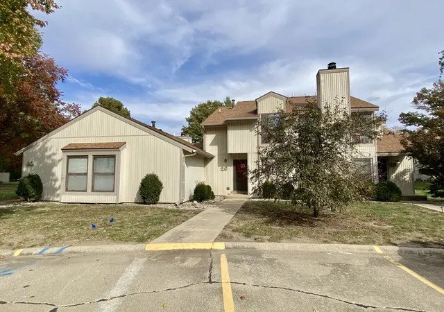 Photo 3 of Townhouse for sale at 28 Colony W Dr, Champaign, IL 61820 | MLS# 12796191 | Listing updated on 2026-10-28