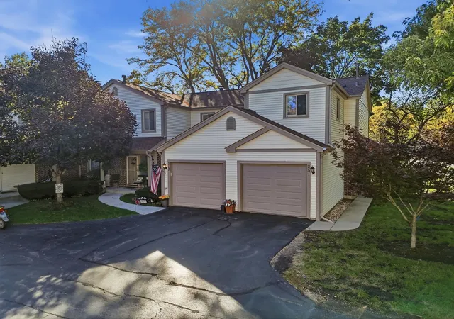 Photo 2 of Townhouse for sale at 251 E Forest Knoll Dr #251, Palatine, IL 60074 | MLS# 12796207 | Listing updated on 2026-10-29
