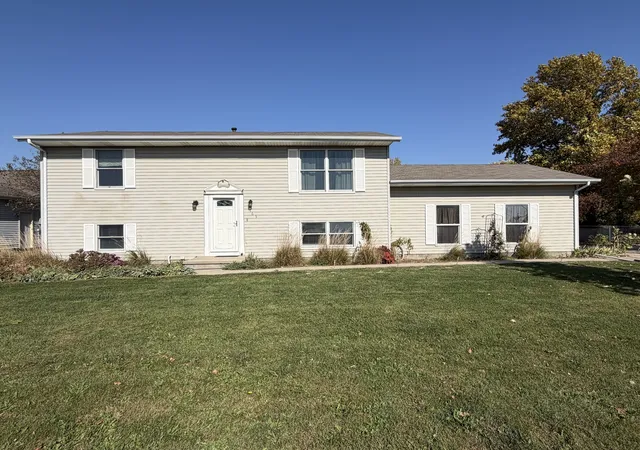 Photo 2 of Single family home for sale at 165 E Clay St, El Paso, IL 61738 | MLS# 12796255 | Listing updated on 2026-10-29