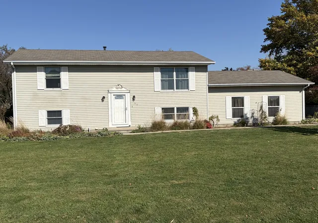 Photo 3 of Single family home for sale at 165 E Clay St, El Paso, IL 61738 | MLS# 12796255 | Listing updated on 2026-10-29