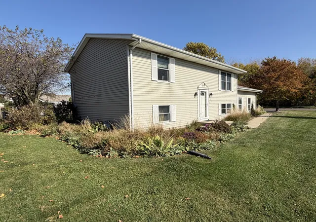 Photo 4 of Single family home for sale at 165 E Clay St, El Paso, IL 61738 | MLS# 12796255 | Listing updated on 2026-10-29