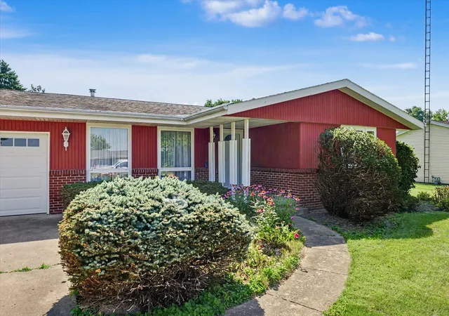Photo 4 of Single family home for sale at 414 S Seymour St, Oakwood, IL 61858 | MLS# 12796279 | Listing updated on 2026-10-28