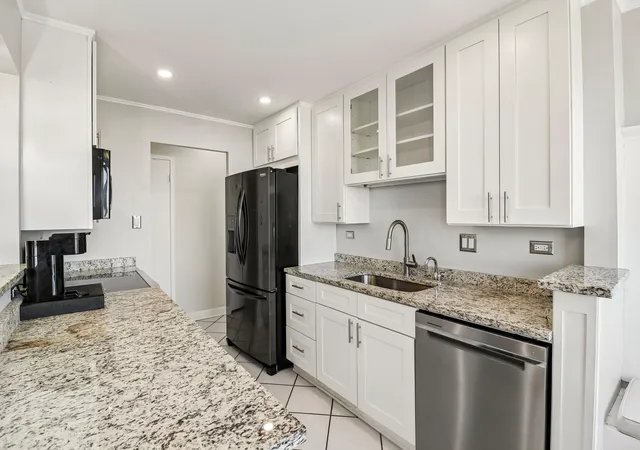 Listing Photo 4 - Condo for sale in building located at 7033 N Kedzie Ave, Chicago, IL 60645 - Unit #1704
