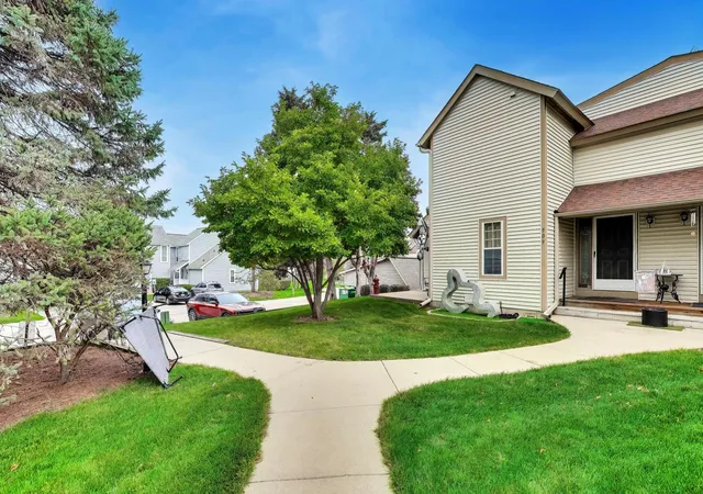 Photo 2 of Townhouse for sale at 911 Campbell Dr, Gurnee, IL 60031 | MLS# 12796341 | Listing updated on 2026-10-29