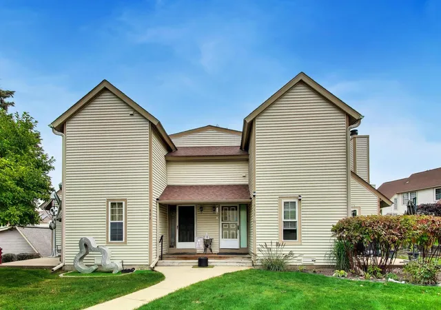 Photo 3 of Townhouse for sale at 911 Campbell Dr, Gurnee, IL 60031 | MLS# 12796341 | Listing updated on 2026-10-29