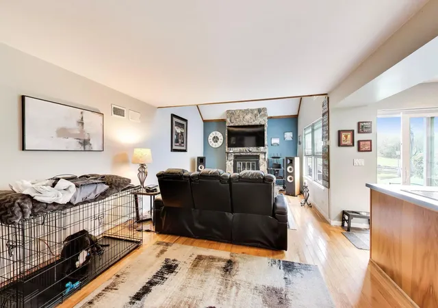 Photo 3 of Townhouse for sale at 911 Campbell Dr, Gurnee, IL 60031 | MLS# 12796341 | Listing updated on 2026-10-29