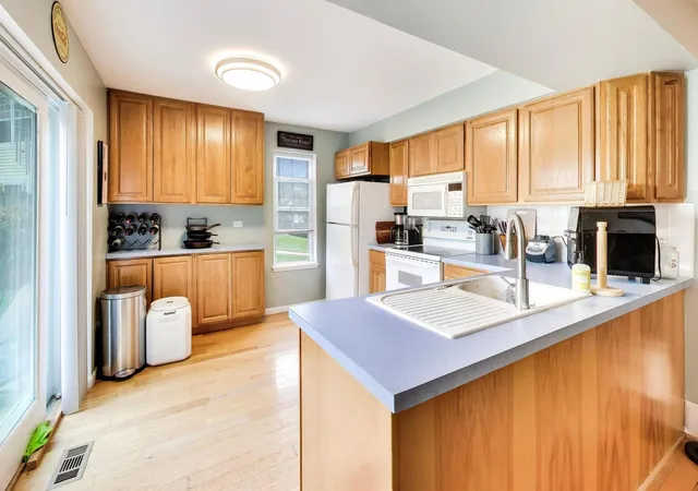 Photo 4 of Townhouse for sale at 911 Campbell Dr, Gurnee, IL 60031 | MLS# 12796341 | Listing updated on 2026-10-29