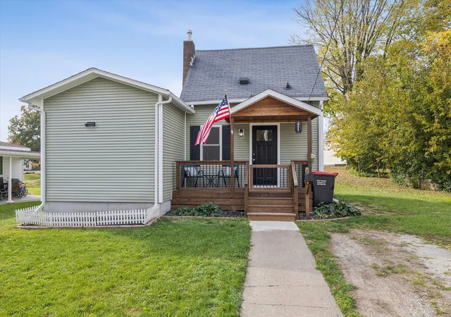 Photo 1 of Single family home for sale at 305 Se 7th Avenue, Aledo, IL 61231 | MLS# 12796388 | Listing updated on 2026-10-28