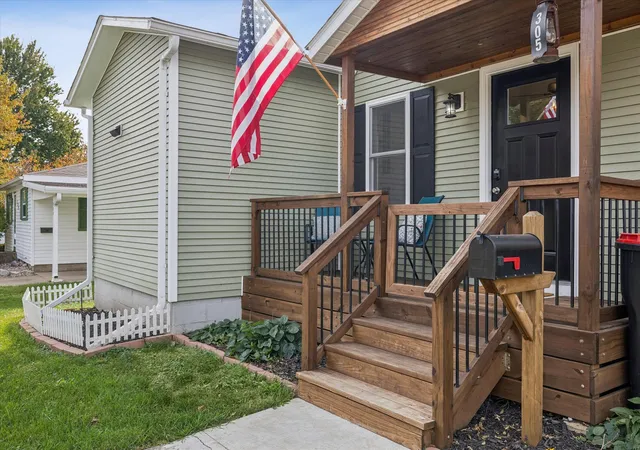 Photo 2 of Single family home for sale at 305 Se 7th Avenue, Aledo, IL 61231 | MLS# 12796388 | Listing updated on 2026-10-28