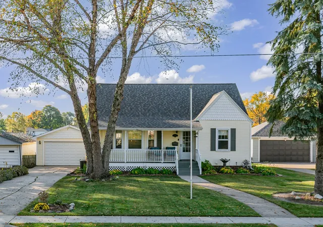 Photo 1 of Single family home for sale at 552 E Wells St, Geneseo, IL 61254 | MLS# 12796430 | Listing updated on 2026-10-30