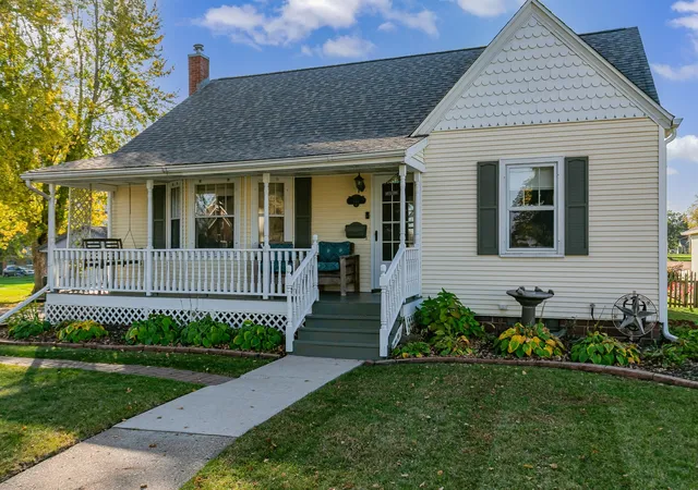 Photo 2 of Single family home for sale at 552 E Wells St, Geneseo, IL 61254 | MLS# 12796430 | Listing updated on 2026-10-30
