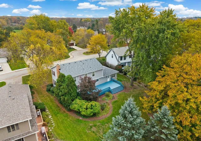 Photo 2 of Single family home for sale at 826 Furlong Dr, Libertyville, IL 60048 | MLS# 12796506 | Listing updated on 2026-10-29