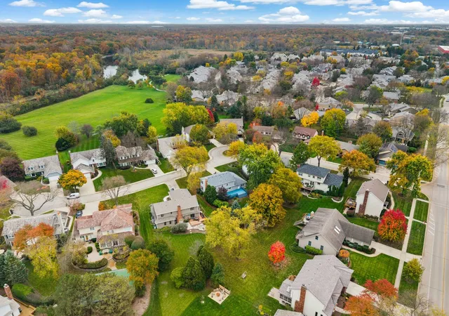 Photo 3 of Single family home for sale at 826 Furlong Dr, Libertyville, IL 60048 | MLS# 12796506 | Listing updated on 2026-10-29