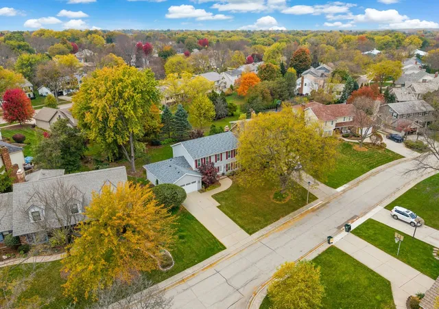 Photo 4 of Single family home for sale at 826 Furlong Dr, Libertyville, IL 60048 | MLS# 12796506 | Listing updated on 2026-10-29