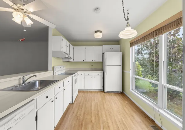 Photo 2 of Townhouse for sale at 230 Raintree Ct, Aurora, IL 60504 | MLS# 12796517 | Listing updated on 2026-10-30