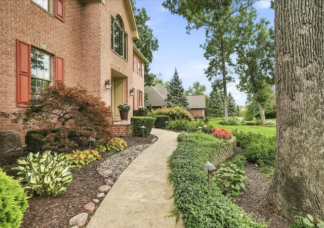 Photo 3 of Single family home for sale at 39 Edinburgh St, Valparaiso, IN 46385 | MLS# 12796565 | Listing updated on 2026-10-28