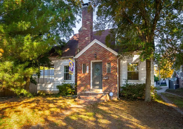 Photo 1 of Single family home for sale at 2204 Walnut St, Murphysboro, IL 62966 | MLS# 12796567 | Listing updated on 2026-10-29