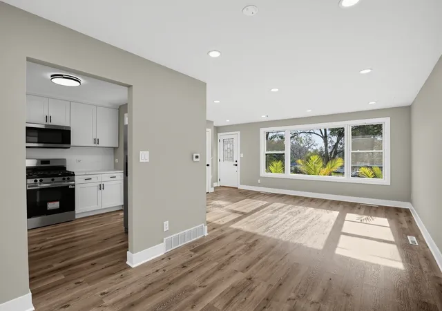 Photo 2 of Single family home for sale at 1010 W Meadowlark Dr, Mc Henry, IL 60051 | MLS# 12796596 | Listing updated on 2026-10-28