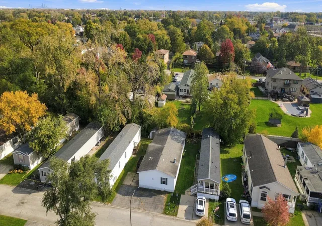 Photo 2 of Manufactured home for sale at 923 Victory Ln, Justice, IL 60458 | MLS# 12796611 | Listing updated on 2026-10-28