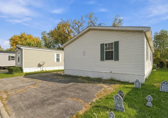Photo 3 of Manufactured home for sale at 923 Victory Ln, Justice, IL 60458 | MLS# 12796611 | Listing updated on 2026-10-28