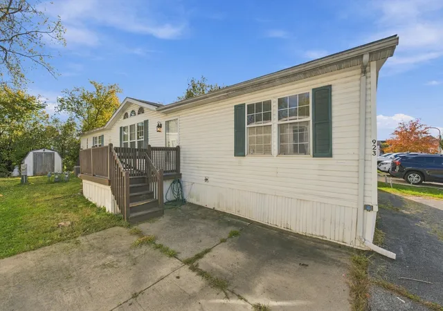Photo 4 of Manufactured home for sale at 923 Victory Ln, Justice, IL 60458 | MLS# 12796611 | Listing updated on 2026-10-28