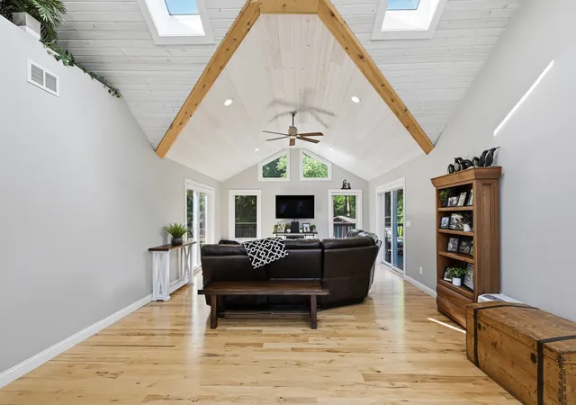 Photo 4 of Single family home for sale at 308 Beach Dr, Algonquin, IL 60102 | MLS# 12796626 | Listing updated on 2026-10-29