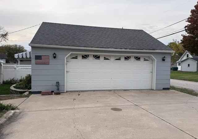 Photo 2 of Single family home for sale at 106 W Larue St, Streator, IL 61364 | MLS# 12796644 | Listing updated on 2026-10-30