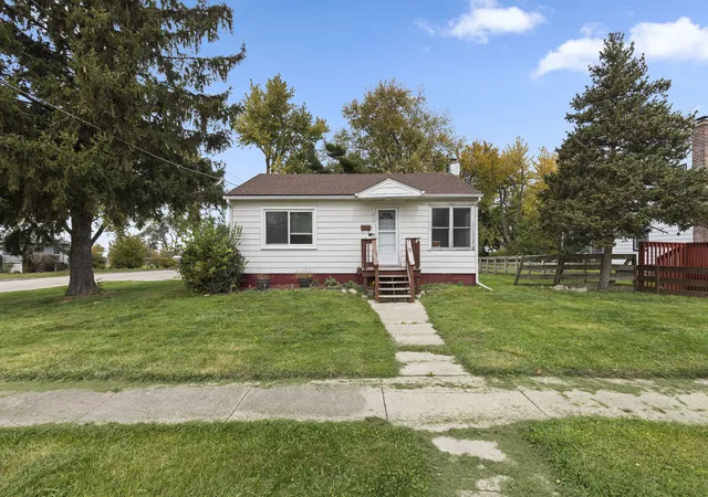 Photo 1 of Single family home for sale at 813 W Washington St, Harvard, IL 60033 | MLS# 12796694 | Listing updated on 2026-10-29