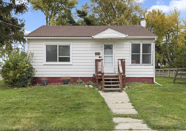 Photo 1 of Single family home for sale at 813 W Washington St, Harvard, IL 60033 | MLS# 12796694 | Listing updated on 2026-10-29