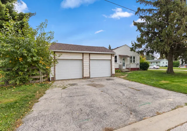 Photo 2 of Single family home for sale at 813 W Washington St, Harvard, IL 60033 | MLS# 12796694 | Listing updated on 2026-10-29