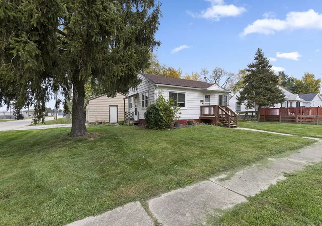 Photo 3 of Single family home for sale at 813 W Washington St, Harvard, IL 60033 | MLS# 12796694 | Listing updated on 2026-10-29