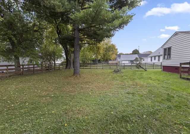 Photo 4 of Single family home for sale at 813 W Washington St, Harvard, IL 60033 | MLS# 12796694 | Listing updated on 2026-10-29